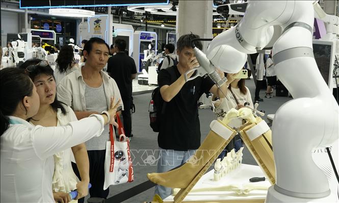 Robot phẫu thuật được giới thiệu tại Hội nghị Robot Thế giới 2026 ở Bắc Kinh, Trung Quốc. (Ảnh: THX/TTXVN) Robot phẫu thuật được giới thiệu tại Hội nghị Robot Thế giới 2026 ở Bắc Kinh, Trung Quốc. (Ảnh: THX/TTXVN)